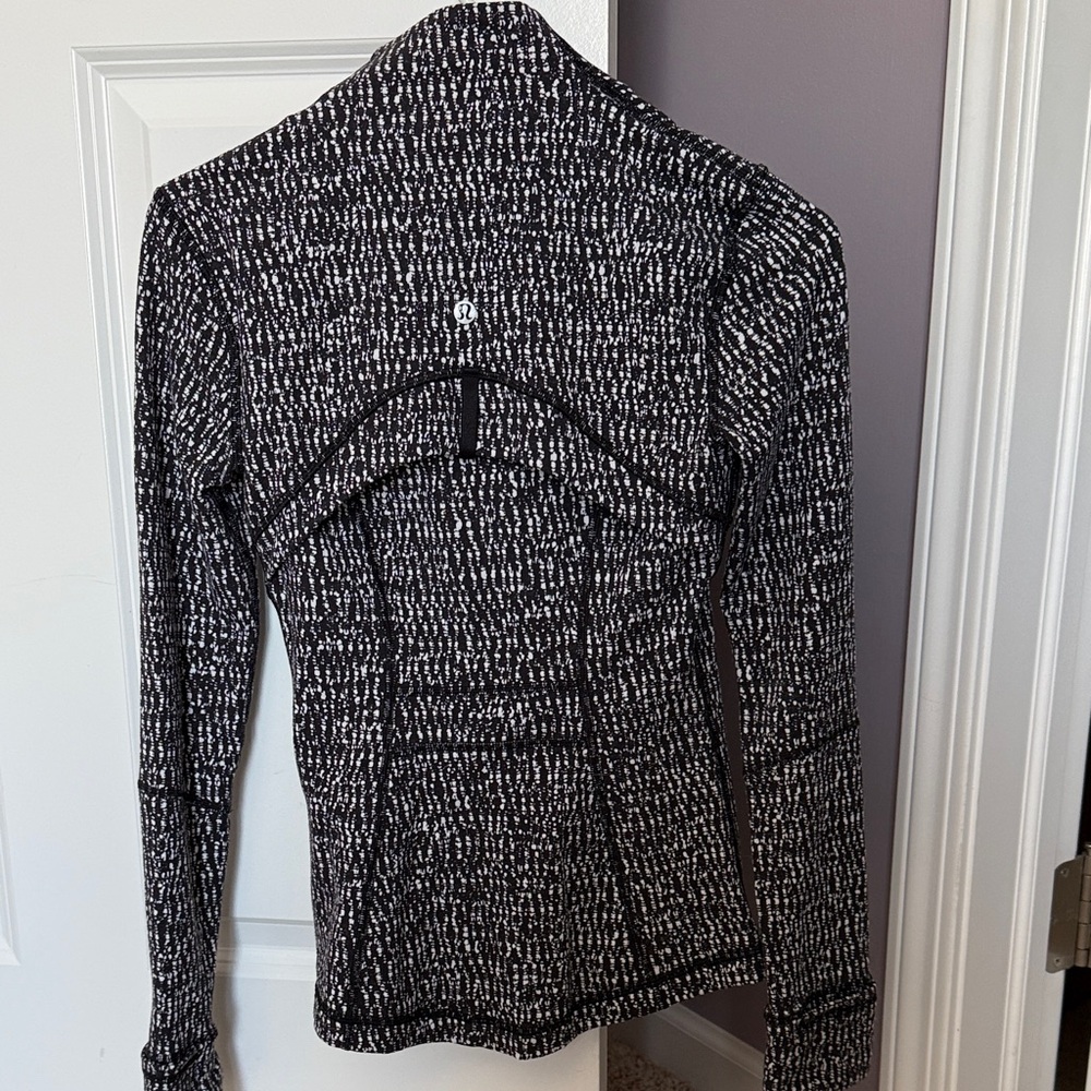 Lululemon Athletica Black and White Jacket - Picture 4 of 5